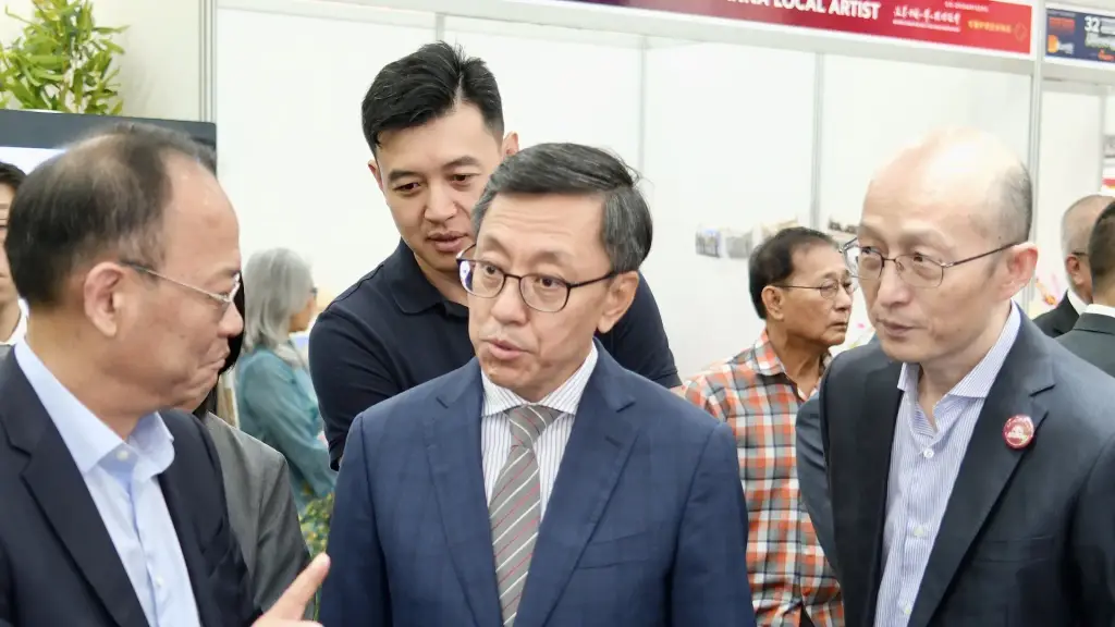 Chinese dignitaries at an expo event.