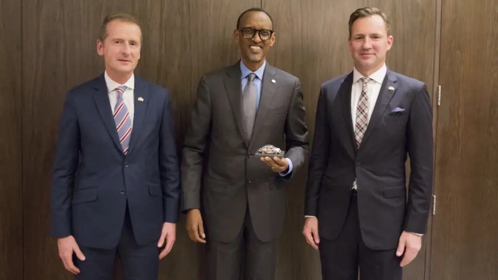 Volkswagen South Africa chief Thomas Schaeffer stands next to Rwandan President Paul Kagame.